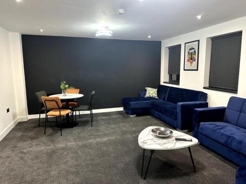 Superior 1-Bed Apartment with 2 Sofa Beds Sleeps 6 - Tap to explore photos