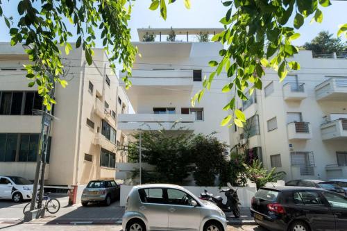 Beautiful 2Bd w/ Private Balcony by Sea N' Rent - image 2