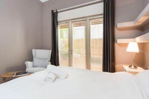 Beautiful 2Bd w/ Private Balcony by Sea N' Rent - image 10