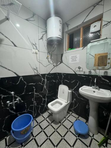 Double Room with Lake View image 4