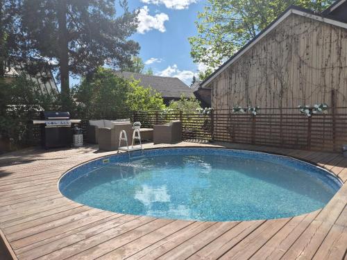 Villa Mosahiisi Charming Poolside Getaway, Helsinky