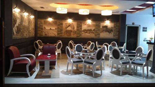 ผับ/เลาจน์, Hotel Mustang in คอมบินัต