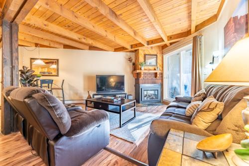 Treehouse #107, Building G by Summit Country Mountain Retreats in Silverthorne, USA