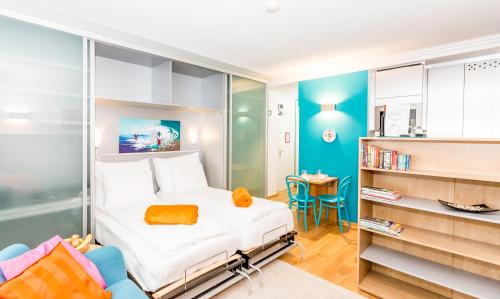 Mar Suite Apartments - Center - Tap to explore photos