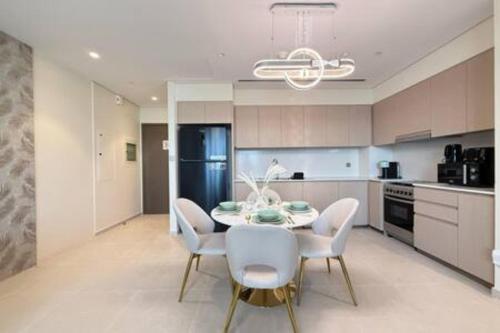 Direct Burj Khalifa Views Next to Dubai Mall - Luxury 2BR Heart of Downtown - Like Home, Dubai (photo 5)