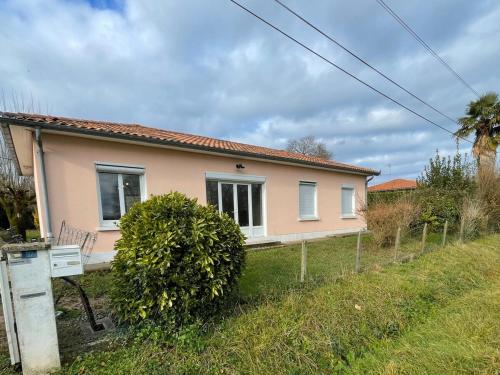 Le 102 - Cozy, quiet one-story house in Mées (Le 102 - Cozy, quiet one-story house in Mees) in Angoume
