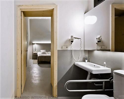 Double or Twin Room Without Views - Disability Access image 6