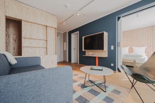 1 king bed, 1 sofa bed
