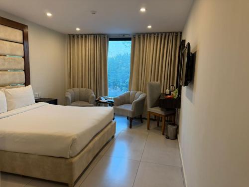 room detail thumbnail 1