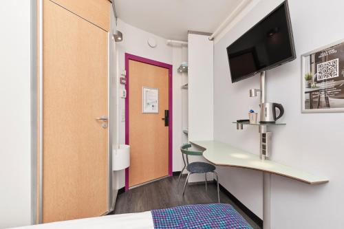 Commodore Room with Twin Beds image 3