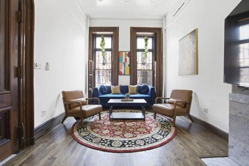 3BR NYC Brownstone Game Room Backyard Patio, Нью-Йорк (фото 4)