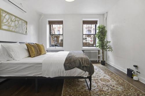 3BR NYC Brownstone Game Room Backyard Patio, Нью-Йорк (фото 7)