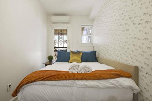 3BR NYC Brownstone Game Room Backyard Patio, Нью-Йорк (фото 8)