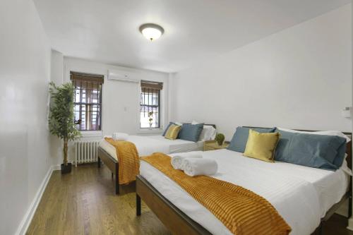 3BR NYC Brownstone Game Room Backyard Patio, Нью-Йорк (фото 9)
