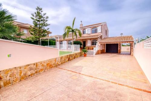 Family Villa in Benifayó with Year-Round Private Pool (Family Villa in Benifayo with Year-Round Private Pool) in 貝尼法伊奧