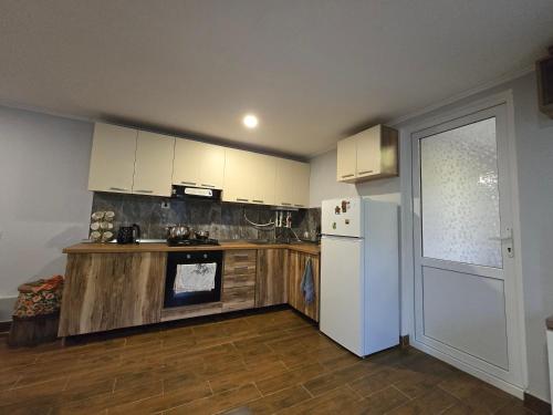 Konyha, Dariani Cottage in Oni