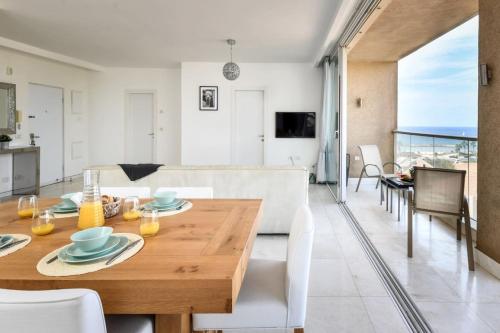 Modern Gem with Stunning Balcony by Sea N' Rent, Herzelia (fotografie 4)