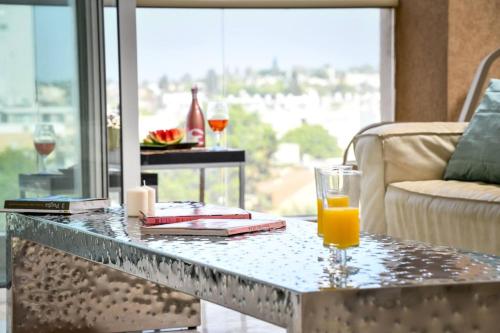 Modern Gem with Stunning Balcony by Sea N' Rent, Herzelia (fotografie 6)