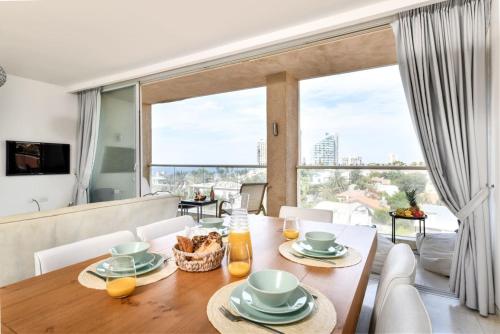Modern Gem with Stunning Balcony by Sea N' Rent, Herzelia (fotografie 7)