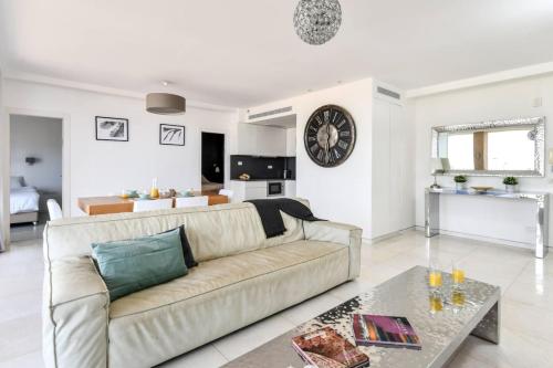 Modern Gem with Stunning Balcony by Sea N' Rent, Herzelia (fotografie 8)