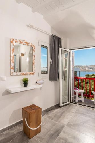 Double Room with Sea View image 7