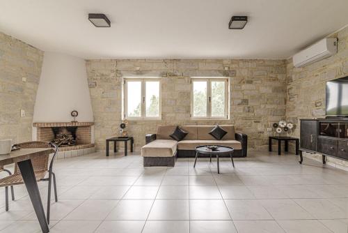 Aurora Stone Villa With Private Pool in Episkopi