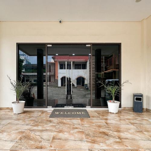 Entrance, Hotel Gandamanah Mitra RedDoorz in Rawa Lumbu