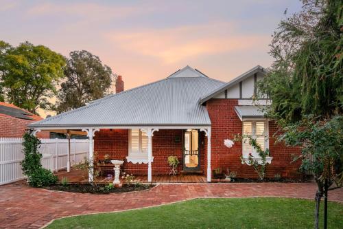 Sapphire House 3BR Art Deco Arcade Fenced Yard – khách sạn tại Mount Lawley
