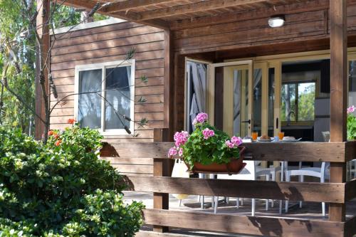 2 bedrooms, 3 beds