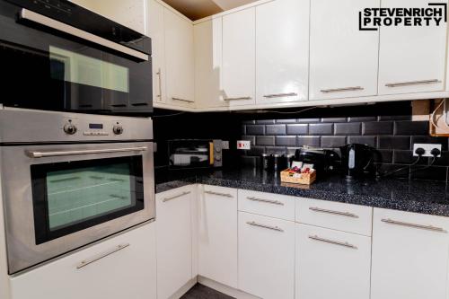Large Spacious Home Parking 5 Bedrooms 9 Guests in Featherstone