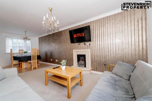 Стая за гости, Large Spacious Home Parking 5 Bedrooms 9 Guests in Featherstone