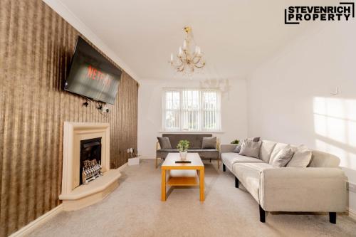 Large Spacious Home Parking 5 Bedrooms 9 Guests in Featherstone