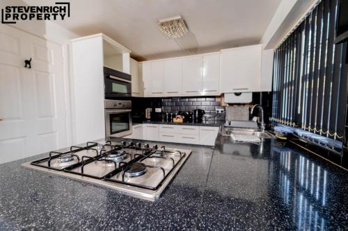 Large Spacious Home Parking 5 Bedrooms 9 Guests in Featherstone