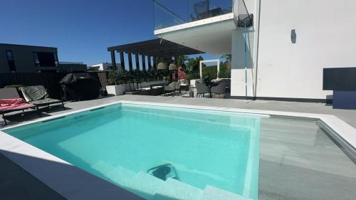 Luxury Villa with Heated Pool & Sea View Your Private Paradise on the Norwegian Coast – khách sạn tại Dvergsnes