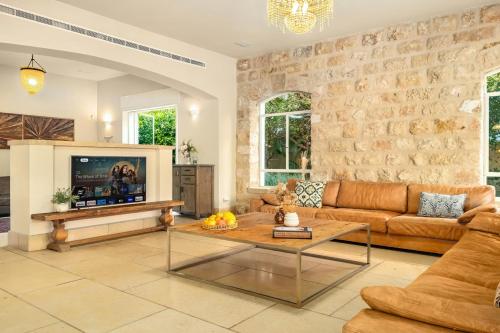 Oprema, The Stone Age Palace with Mamad by Sea N Rent in Caesarea