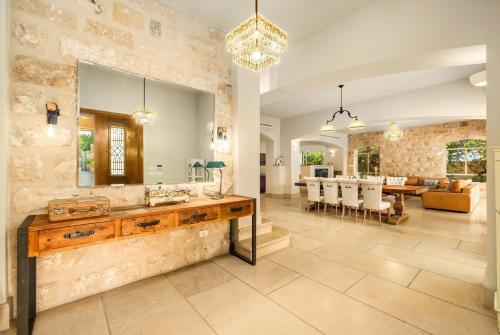 Oprema, The Stone Age Palace with Mamad by Sea N Rent in Caesarea