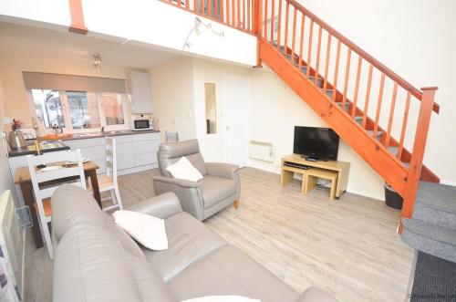Cavell - sleeps 2 people right in the heart of Wroxham on the Norfolk Broads, Wroxham (photo 4)