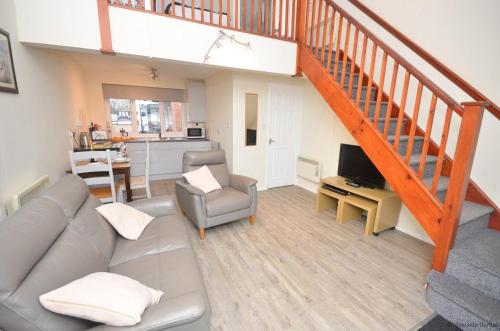 Cavell - sleeps 2 people right in the heart of Wroxham on the Norfolk Broads, Wroxham (photo 3)