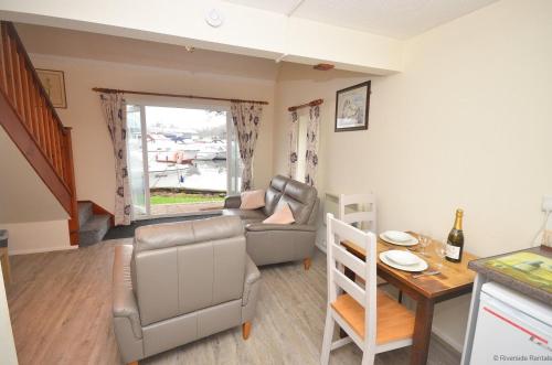 Cavell - sleeps 2 people right in the heart of Wroxham on the Norfolk Broads, Wroxham (photo 5)