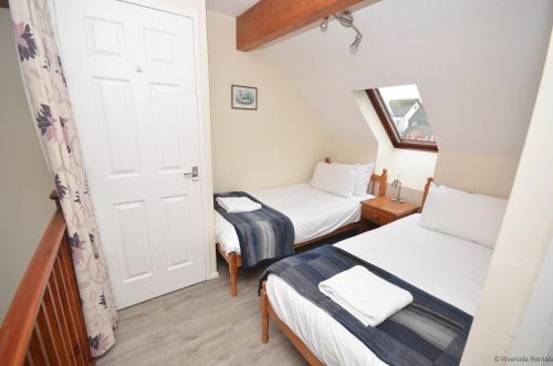 Cavell - sleeps 2 people right in the heart of Wroxham on the Norfolk Broads, Wroxham (photo 8)