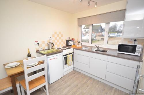 Cavell - sleeps 2 people right in the heart of Wroxham on the Norfolk Broads, Wroxham (photo 7)