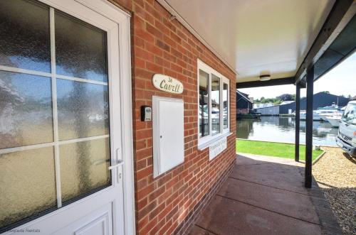 Cavell - sleeps 2 people right in the heart of Wroxham on the Norfolk Broads, Wroxham (photo 10)