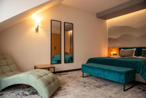 1 queen bed, 1 sofa bed