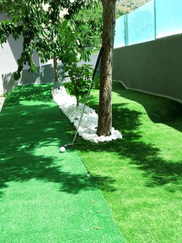 Mini golf pálya, Lara Rose apartment shared pool in Zrnovnica