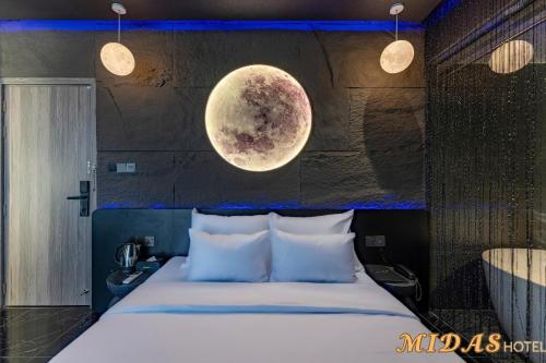 Queen Room with Spa Bath image 7