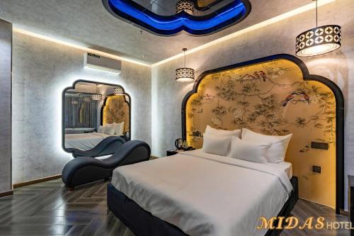 Queen Room with Spa Bath image 3