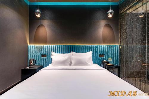 Standard Double Room image 7
