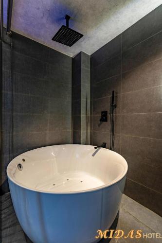 Queen Room with Spa Bath image 8