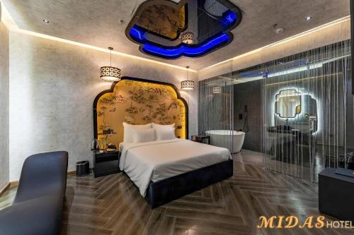 Queen Room with Spa Bath image 2