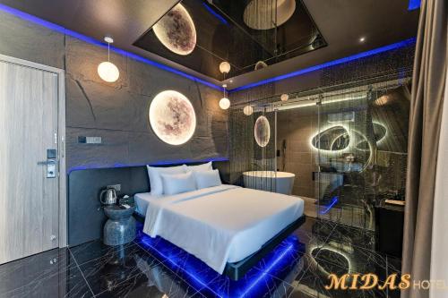 Queen Room with Spa Bath room in Midas Hotel 3
